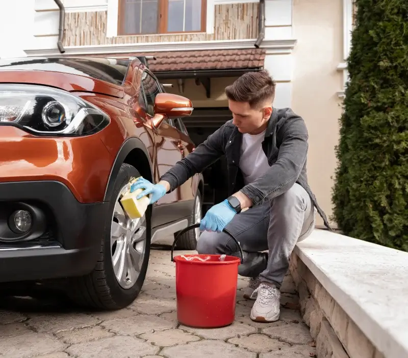 Lavage auto à domicile Saint-Léger-des-Vignes : professionnel intervenant sur un véhicule